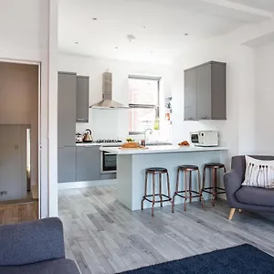 Modern Luxury Apartment, Sleeps 6, Location Belfast